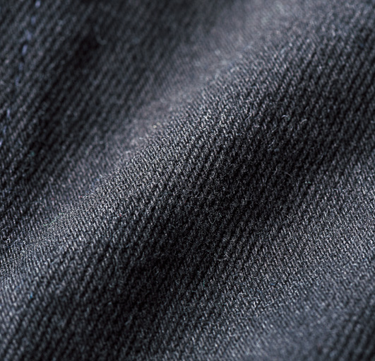 エイジングにも期待大な14.75オンスの頑丈なブラックデニム