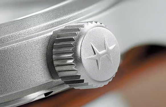 リューズを回してゼンマイを巻き上げる「手巻き式」