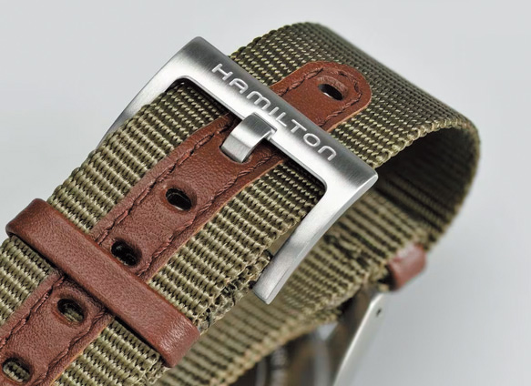 ストラップにあしらわれたレザーが無骨さをマシマシ