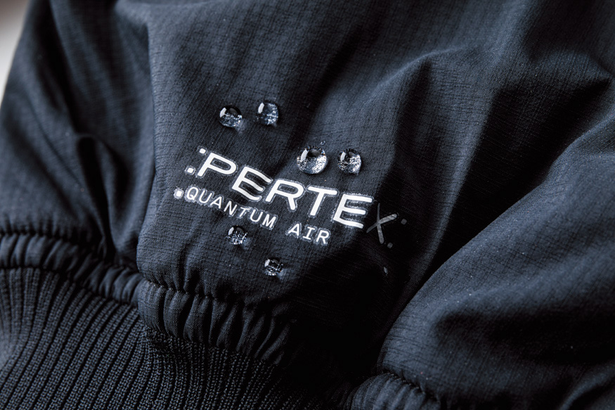 「パーテックス クァンタム エア」で撥水＆防風、通気性もよし