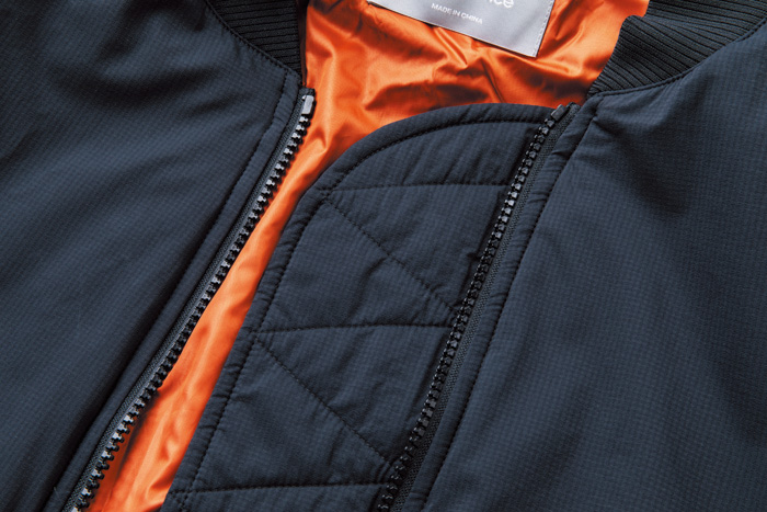 MA-1らしいストームフラップで寒気の侵入も防止