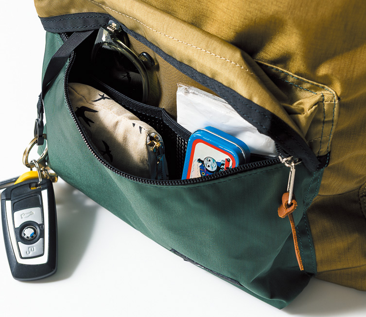 前ポケにはメッシュスリーブとキーフォブ付き