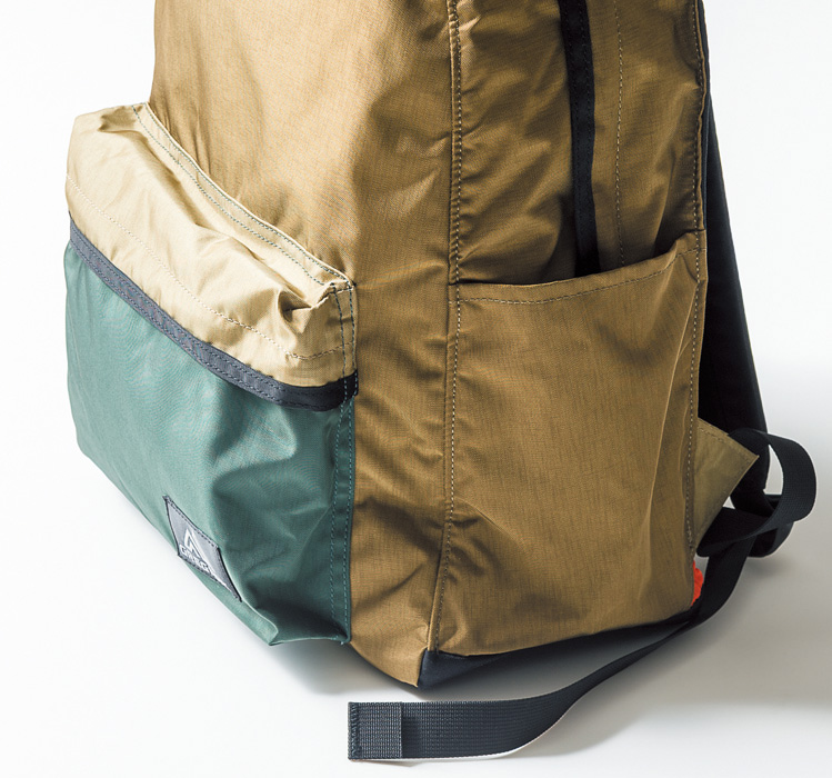 出し入れ頻度の高い荷物は両サイドのポケットに