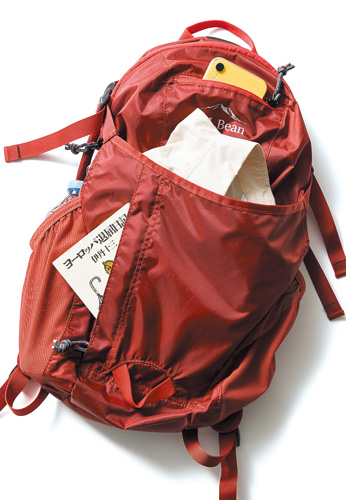 大ぶりな前ポケには薄手の上着もすっぽり