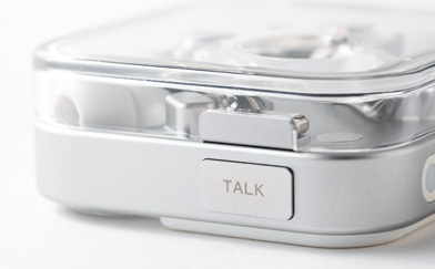 ケース内蔵の「スーパーマイク」で通話音質が向上