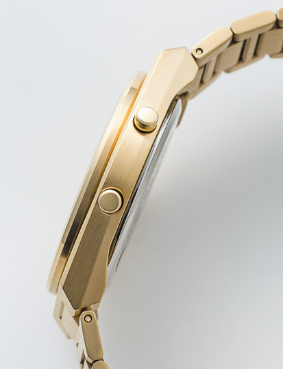 ケースサイドを山形に尖らせるなど、細やかな作り込みもポイント