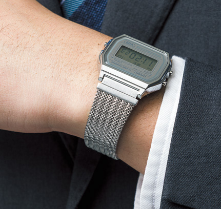 エレガントな趣のメッシュバンド搭載でオンにもハマる上品顔に