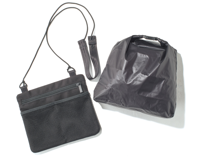 左がサコッシュ右がドライバッグ