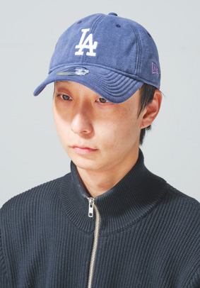 浅めクラウン&カーブしたツバで顔馴染み