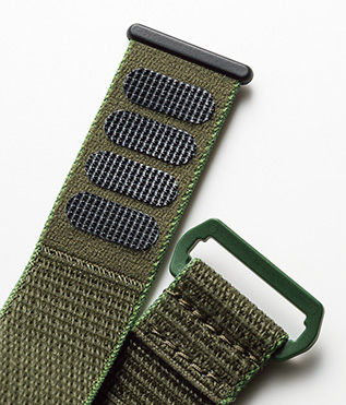 ベルクロ留めのストラップ採用で着脱イージー