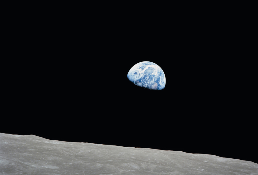 月周回軌道からZEISSのレンズで初めて地球をカラー撮影
