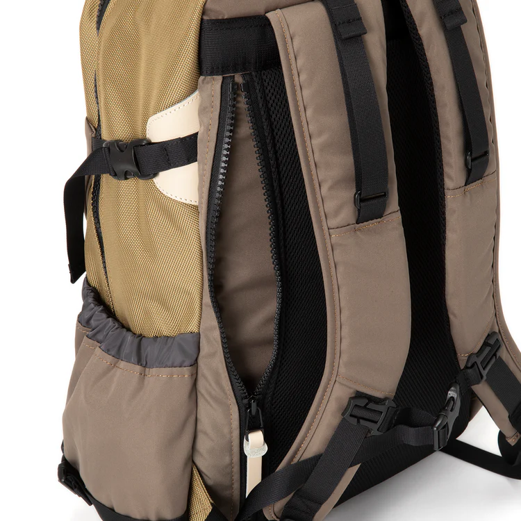 背負式ハーネス由来のショルダー設計