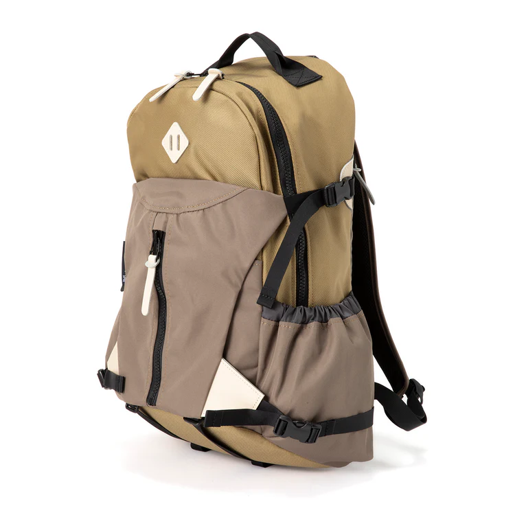 レザーディテールとジップ周辺の作り込み