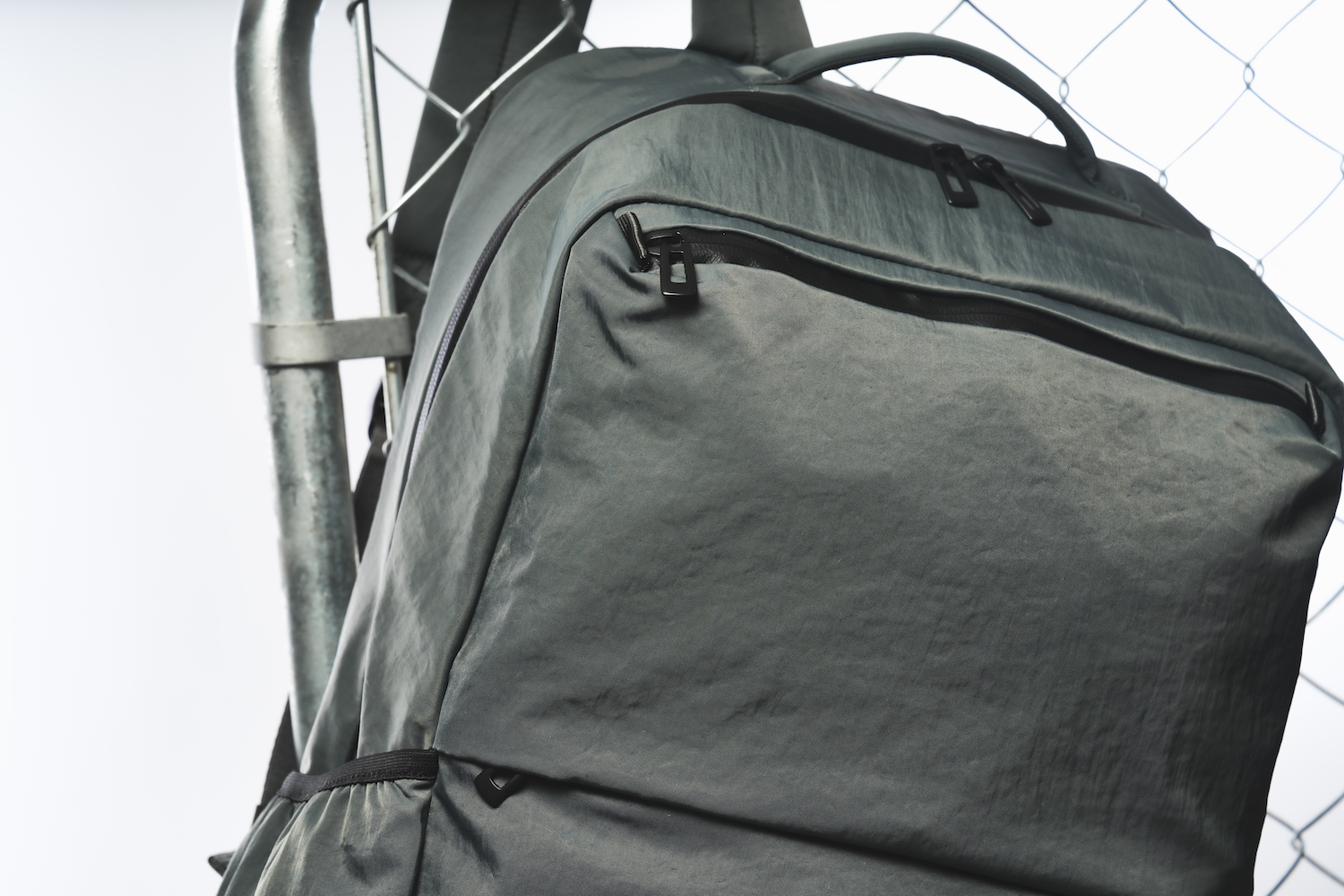 空気をはらんだような柔らかな表情のバックパック