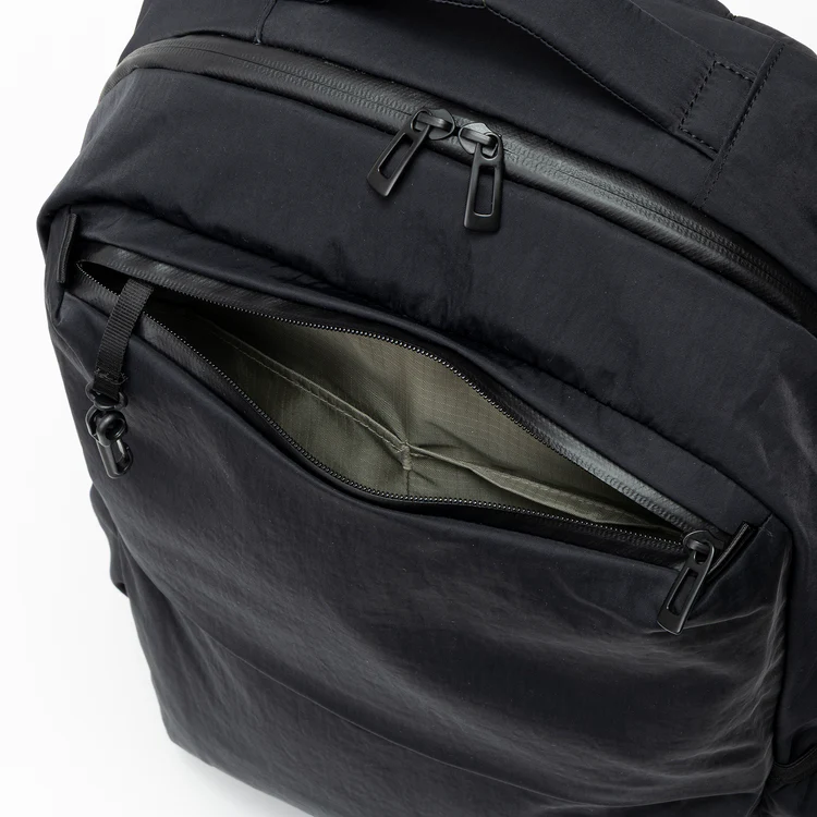 フロントポケットとPC収納を備えた実用設計