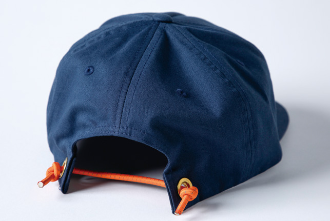 後頭部のコードもオレンジ色で映える