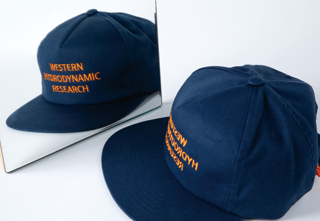 鏡で見ると通常の文字になる自撮り時代に◎な仕掛け