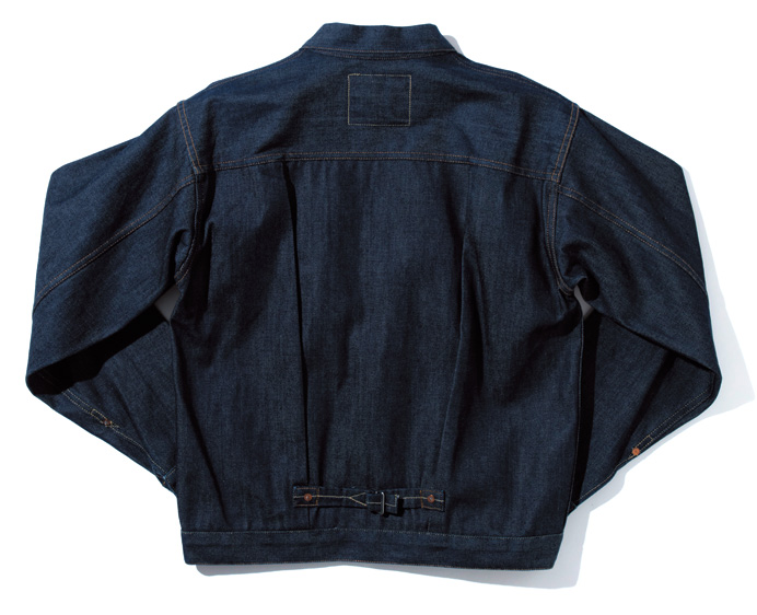 背中には身幅調節のためのシンチバックが付く