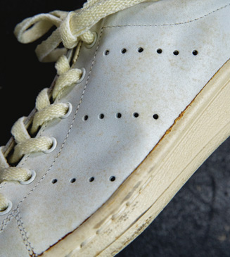 パンチングで表現されたスリーストライプス