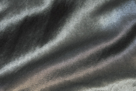 サテン地の上品なツヤで未だかつてない大人顔