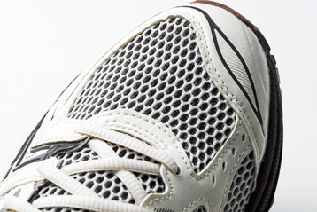 大胆なメッシュアッパーは通気性◎