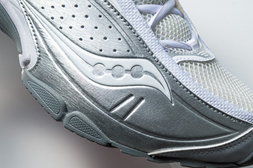 光沢あるオーバーレイもY2K味を増すポイント