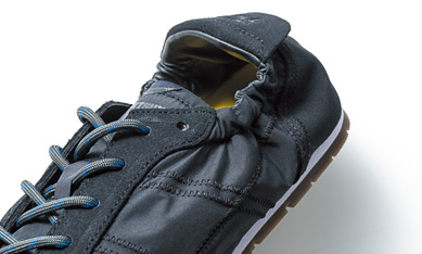 履き口は伸縮するから着脱もイージー