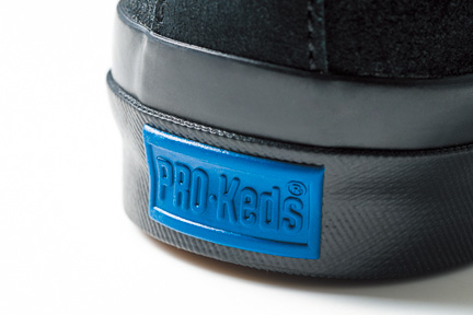 踵にもアクセントカラーを配した