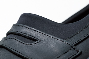 履き口には伸縮するメンブレン素材を使用