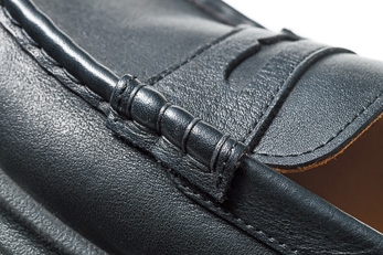 ドレス感を高める上質な黒艶レザー