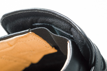 エラスティックで脱ぎ履きも楽チン