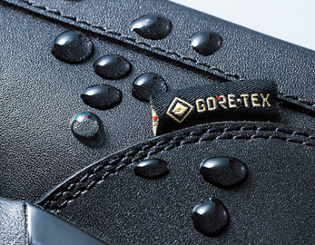 ゴアテックス搭載で雨の日も安心