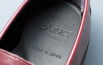 履き口エラスティックで脱ぎ履きも楽チン