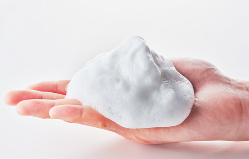 髪同士の摩擦を防ぐ独自のモチモチ泡