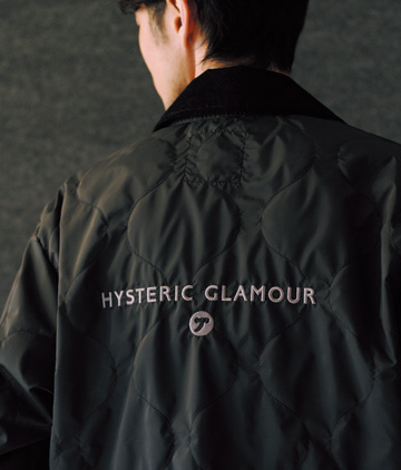 左胸＆背面の刺繍がキャッチーに映える