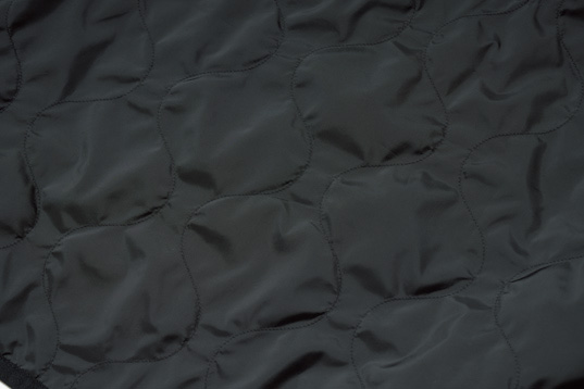 伝統のラブンスターキルトが……中綿なし＆ミリタリー顔に