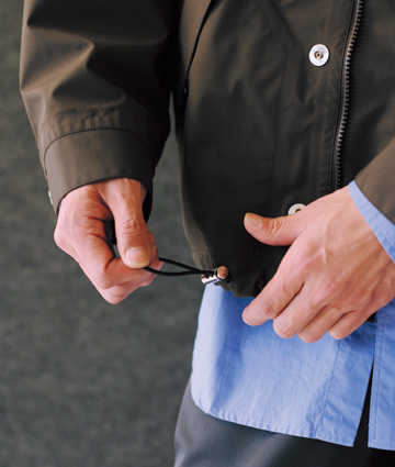 裾のドローコードでシルエットアレンジも