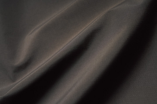 伝統のマッキントッシュクロスが……通気性もあるテック素材に