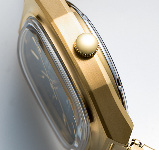 程よい厚みのあるサイドビューが存在感を際立たせる