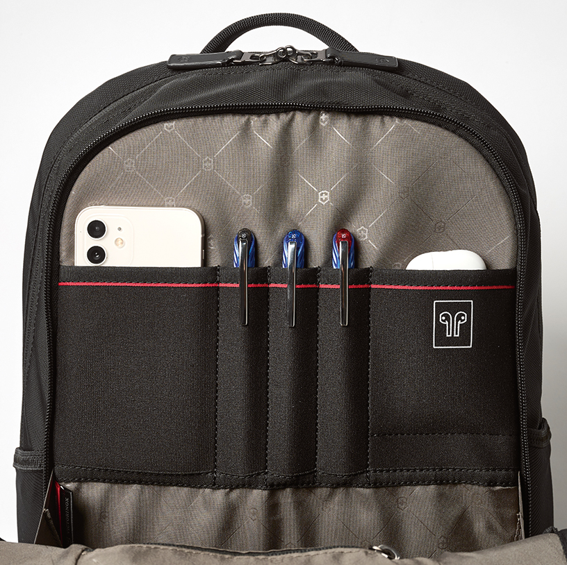 傷防止加工ポケットでスマホやイヤホンもガード