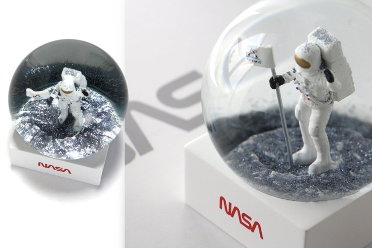 デスクに小さな宇宙計画を】月面着陸を閉じ込めたNASAスノードーム