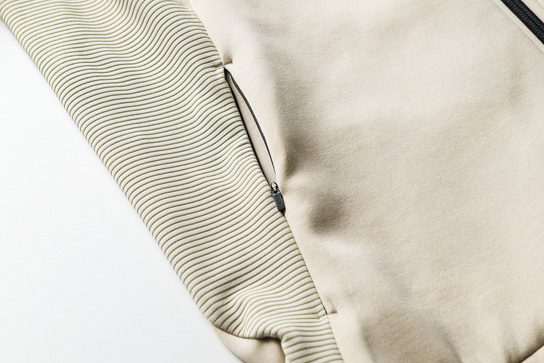 ファスナー付きポケットは財布など小物入れに◎