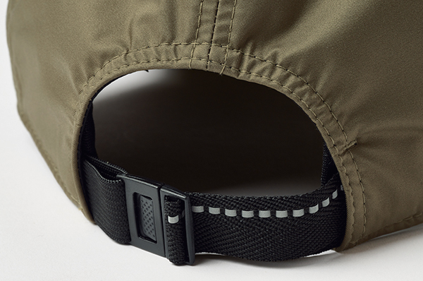 アジャスターは簡単に着脱できるバックル付き