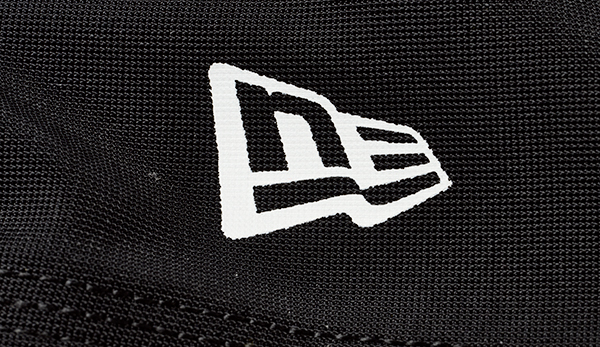 スイムキャップにニューエラロゴが鎮座