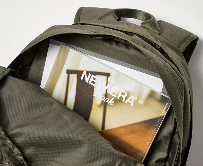 書類や衣類が入る大容量のメイン室