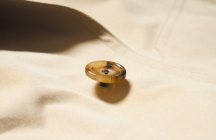 手仕事による根巻きでボタンが立つ