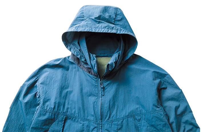 春雨程度ならしのげるフード付き