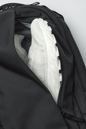 靴もスッポリ入るフロントコンパートメント