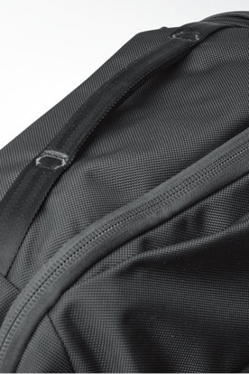 横持ちもできるようサイドにハンドルが