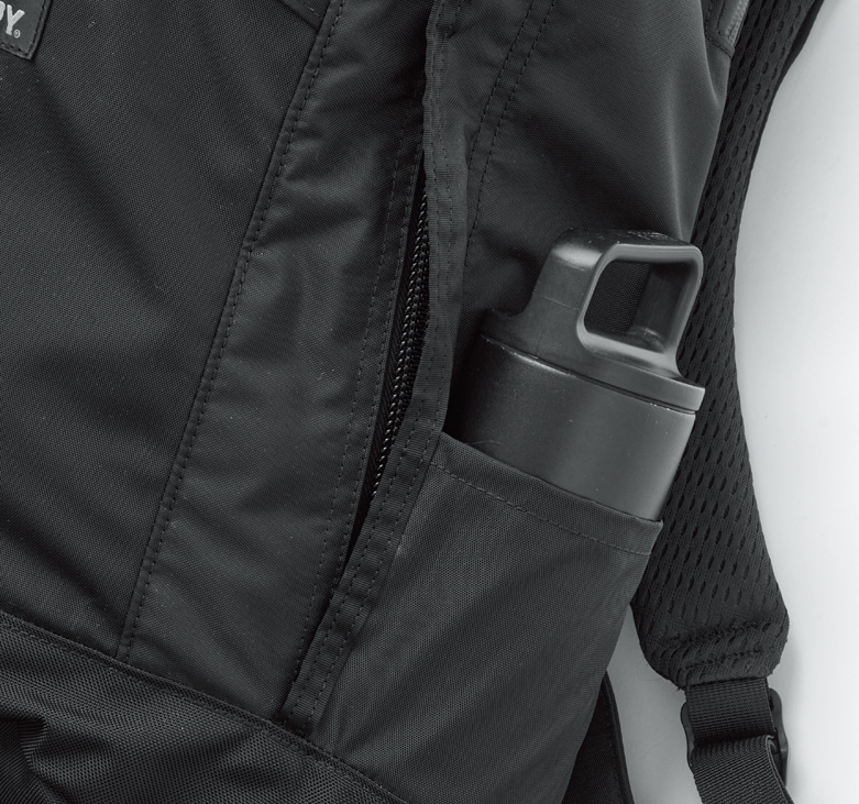 外付けのボトルポケットを完備